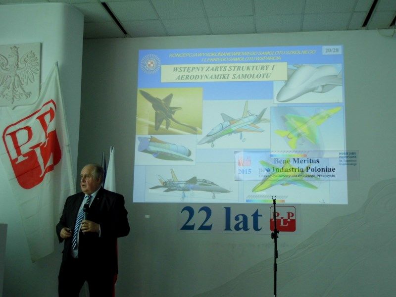 Dyrektor ITWL prof. dr hab. Ryszard Szczepanik prezentuje projekt samolotu GROT-2 - zdjęcie: przewodniczący  Kapituły Honorowego Wyróżnienia PLP prof. dr inż. Tadeusz Gałązka odczytuje jej werdykt
